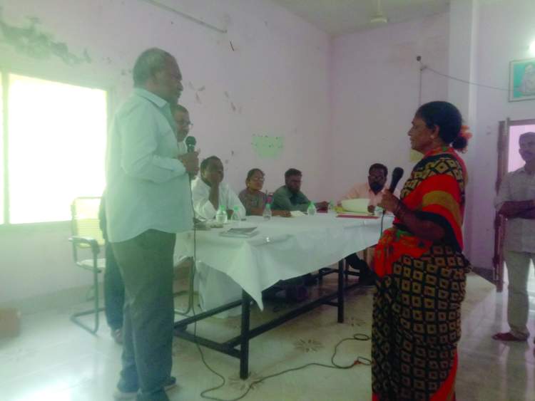   మండల మీట్‌లో మాట్లాడుతున్న సభ్యులు