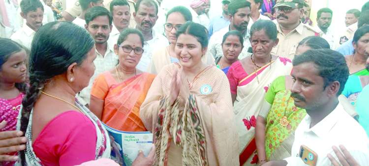    మహిళతో మాట్లాడుతున్న ఎమ్మెల్యే జొన్నలగడ్డ పద్మావతి