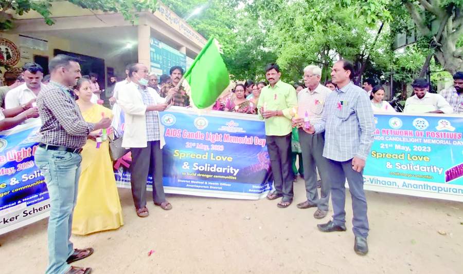     జెండా ఊపి ర్యాలీని ప్రారంభిస్తున్న జిల్లా వైద్య ఆరోగ్యశాఖ అధికారి డాక్టర్‌ వీరబ్బాయి