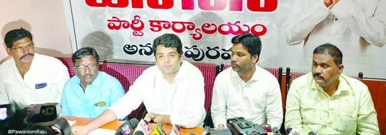   విలేకరులతో మాట్లాడుతున్న జనసేన పార్టీ జిల్లా అధ్యక్షులు టిసి.వరుణ్‌