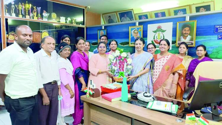    మెడికల్‌ కళాశాల ప్రిన్సిపల్‌ ఆరేపల్లి శ్రీదేవికి బొకే అందజేస్తున్న మైక్రో బయాలజీ సిబ్బంది