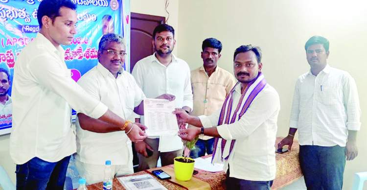   సచివాలయ ఉద్యోగుల సంఘం జిల్లా అధ్యక్షుడిగా నియామక పత్రాన్ని అందుకుంటున్న యు.మల్లికార్జున