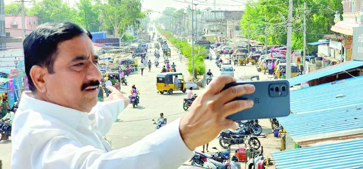     రాయదుర్గం పట్టణంలో ప్రధాన రహదారిలో సెల్ఫీ ఛాలెంజ్‌ వీడియోను ప్రదర్శిస్తున్న మాజీ మంత్రి కాలవ శ్రీనివాసులు