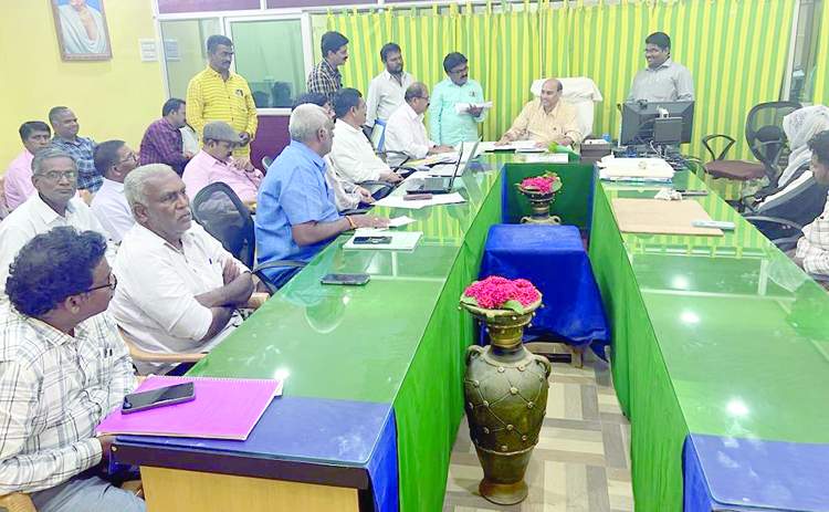   మాట్లాడుతున్న ఉన్నత విద్యాశాఖ జాయింట్‌ డైరెక్టర్‌ నాగలింగారెడ్డి