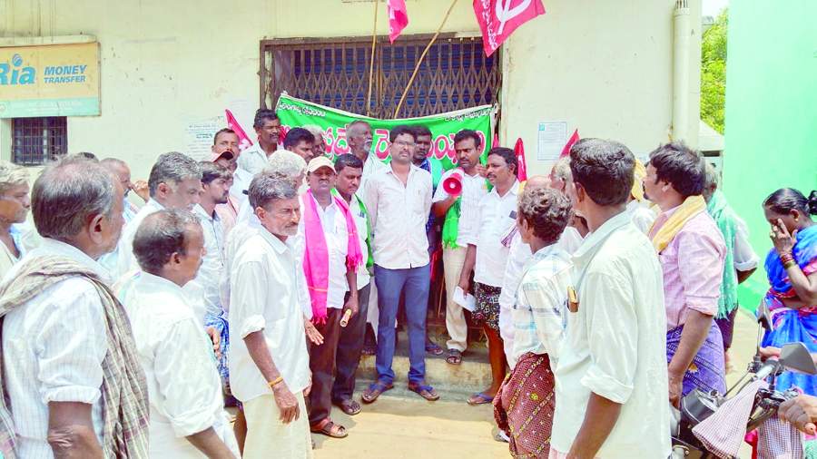  బ్యాంకు మేనేజర్‌తో మాట్లాడుతున్న ఎపి రైతుసంఘం నాయకులు