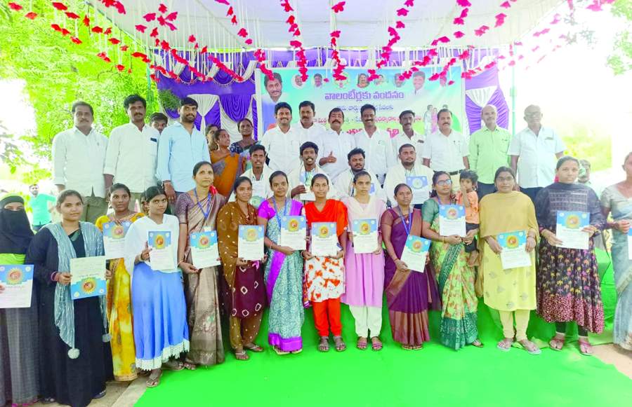 సన్మానం పొందిన వాలంటీర్లతో రాష్ట్ర ప్రభుత్వ సలహాదారు ఆలూరు సాంబశివారెడ్డి