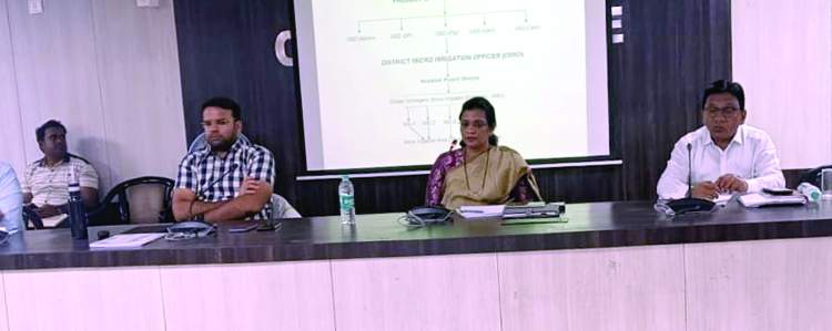 సమావేశంలో మాట్లాడుతున్న కలెక్టర్‌ గౌతమి