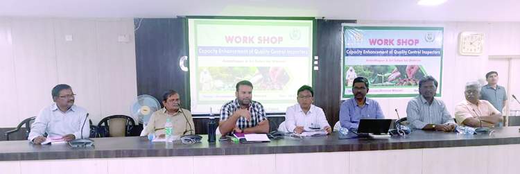 సమావేశంలో మాట్లాడుతున్న జాయింట్‌ కలెక్టర్‌ కేతన్‌గార్గ్‌