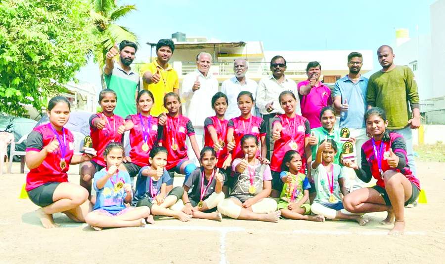    శిక్షన పొందిన విద్యార్థులతో ఎస్‌ఎఫ్‌ఐ నాయకులు, అతిథులు