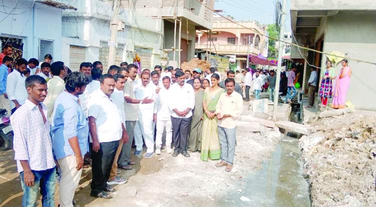    మురుగునీటి కాలువను పరిశీలిస్తున్న ఎమ్మెల్యే అనంత వెంకటరామిరెడ్డి