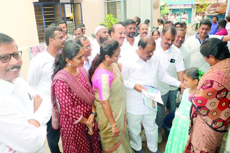    చిన్నారితో మాట్లాడుతున్న ఎమ్మెల్యే అనంత వెంకటరామిరెడ్డి