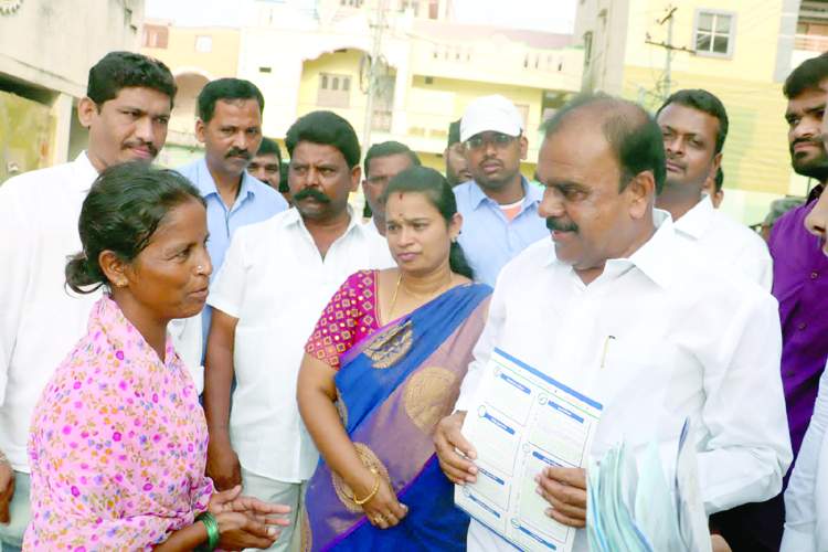   మహిళతో మాట్లాడుతున్న ఎమ్మెల్యే అనంత వెంకటరామిరెడ్డి