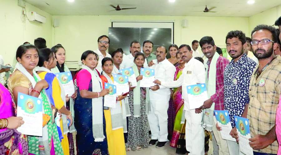 వాలంటీర్లను సన్మానిస్తున్న ఎమ్మెల్యే అనంత వెంకటరామిరెడ్డి