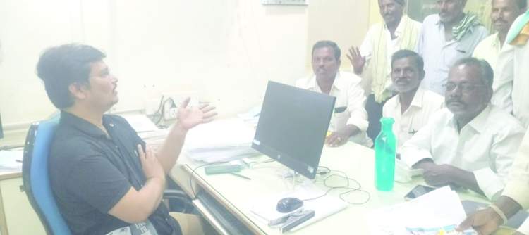   కెనరా బ్యాంకు మేనేజర్‌తో మాట్లాడుతున్నకౌలు రైతుసంఘం నాయకులు