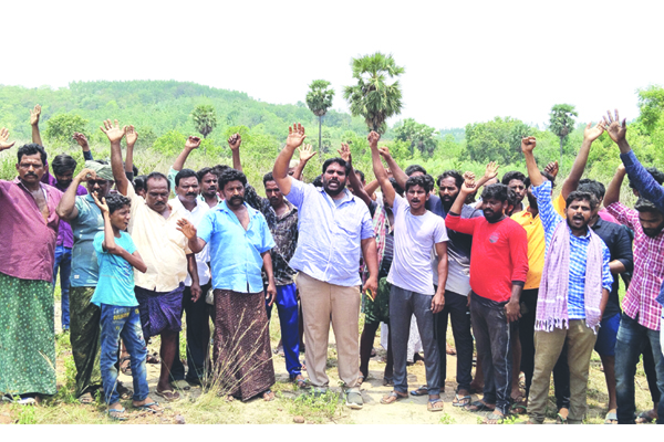 ఫార్మా కంపెనీ నిలిపి వేయాలని ధర్నా