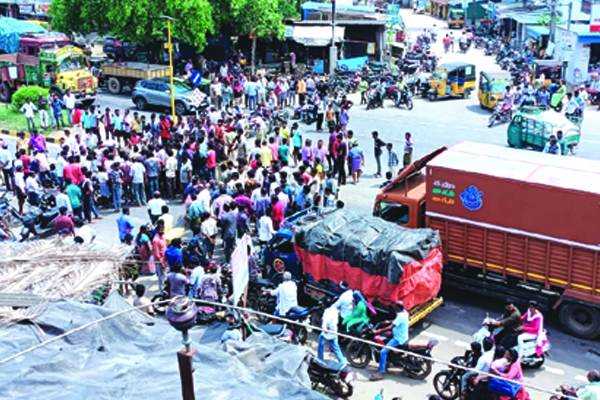 ధాన్యం కొనుగోళ్ల కోసం రైతుల ధర్నా 
