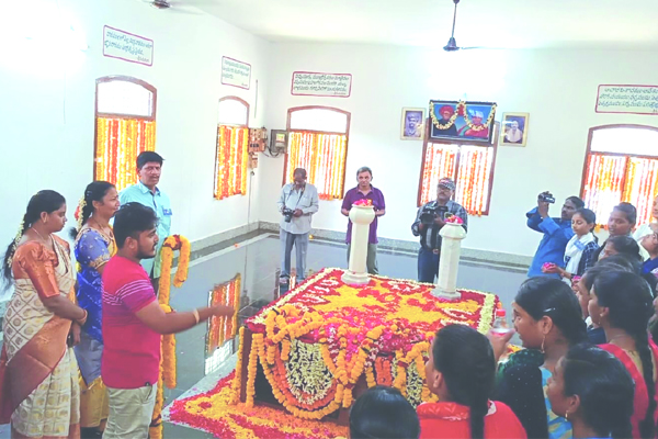 కందుకూరి వీరేశలింగంకు ఘన నివాళి