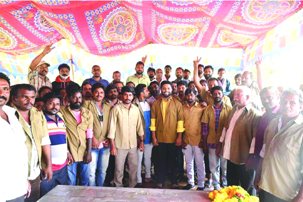 ఆటో డ్రైవర్లకు బీమా బాండ్లు అందజేత