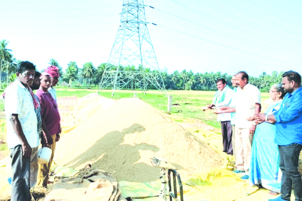 నష్టపోయిన రైతులను తక్షణం ఆదుకోవాలి