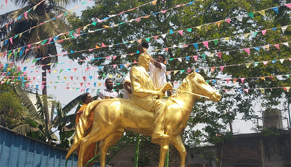 Farmers-who-anointed-the-cotton-lord-with-milk-and-grain
