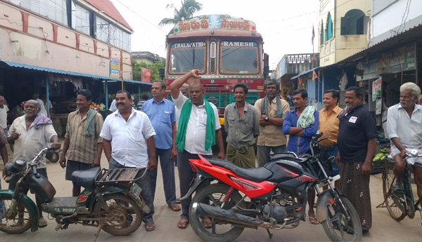 /Farmers-and-tenant-farmers-protest-on-the-road