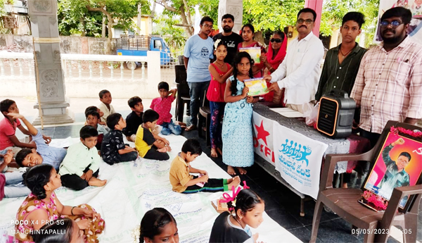Incentives-for-children-JVV-district-president-Chintapalli-Prasad-Rao