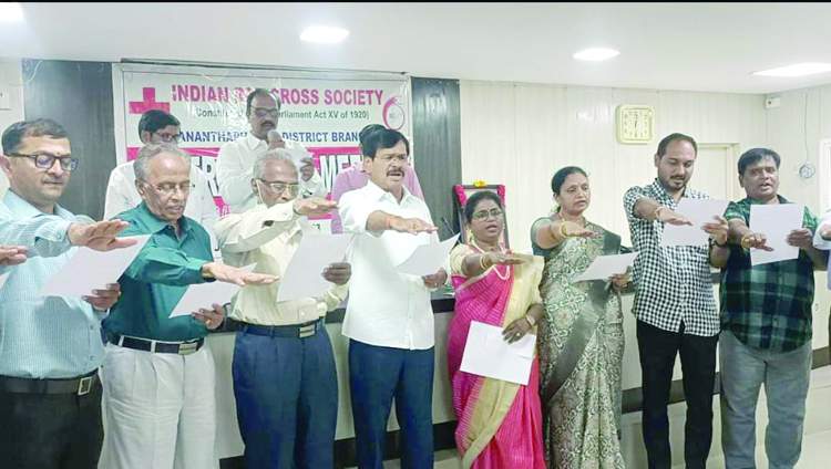   రెడ్‌క్రాస్‌ సొసైటీ నూతన కార్యవర్గం సభ్యులతో ప్రమాణ స్వీకారం చేయిస్తున్న విప్‌ కాపు
