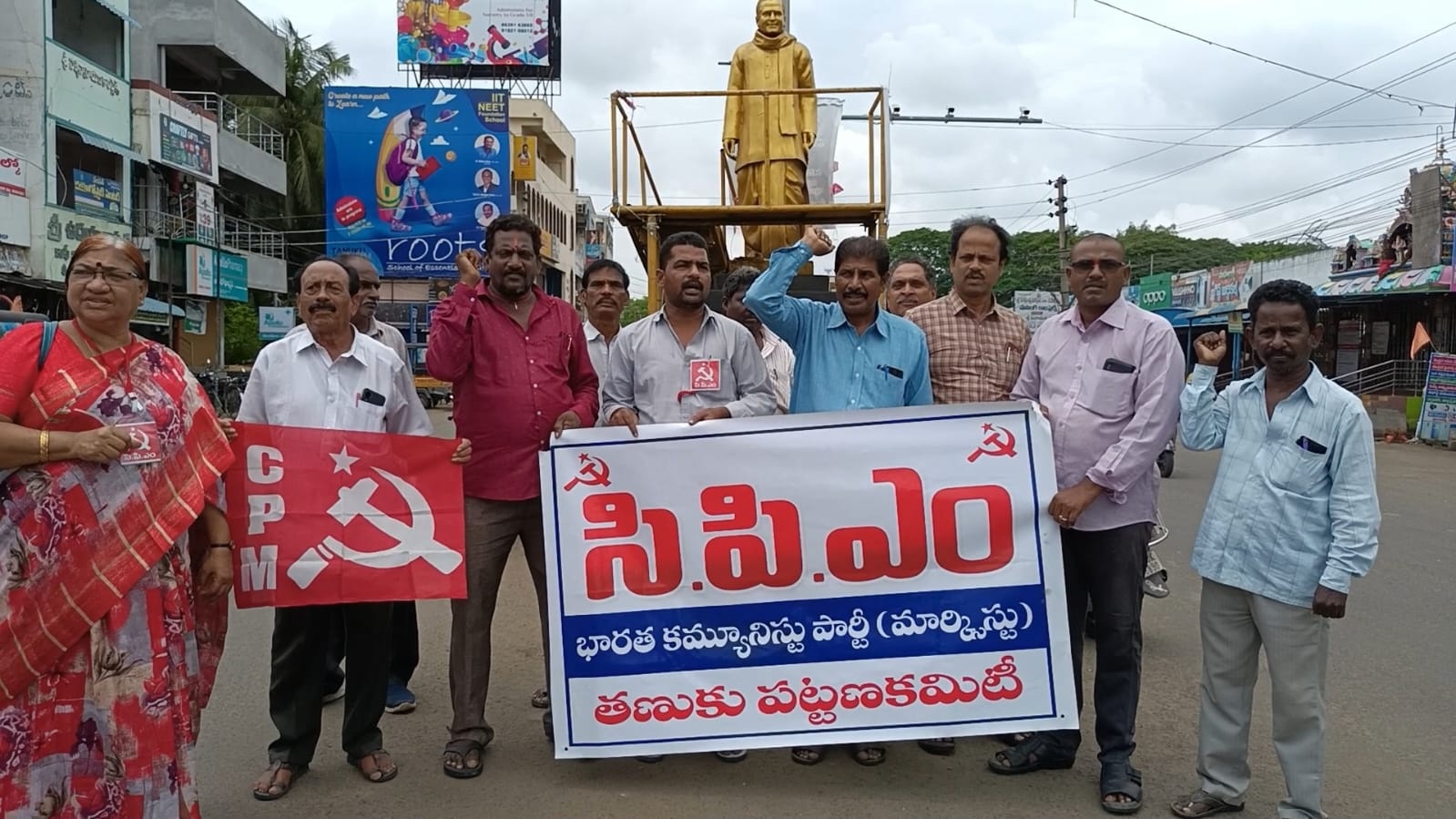 మంత్రి వ్యాఖ్యలను ఉపసంహరించుకోవాలని ధర్నా