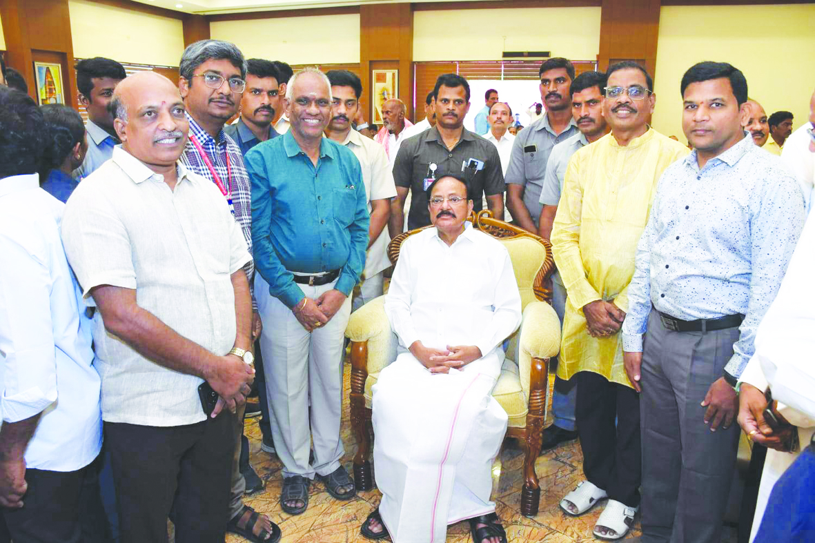 'శ్రీ వాసవి'లో త్వరలో గ్రాడ్యుయేషన్‌ కార్యక్రమం