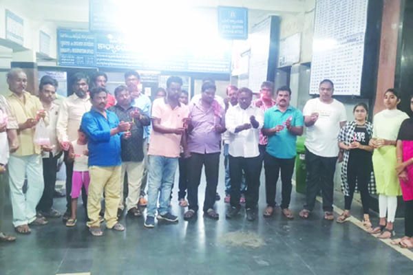 రైలు ప్రమాద మృతులకు కొవ్వొత్తులతో నివాళి