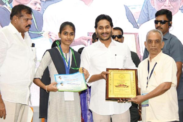 గవర్నమెంట్‌ కళాశాల విద్యార్థినికి గోల్డ్‌మెడల్‌