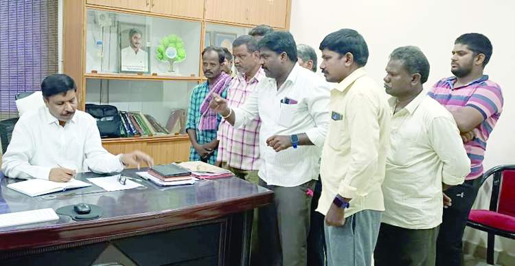 కమిషనర్‌కు వినతిపత్రం సమర్పిస్తున్న కార్మికులు, నాయకులు
