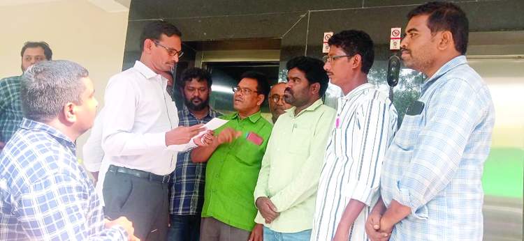   మున్సిపల్‌ శాఖ డైరెక్టర్‌కు వినతిపత్రం సమర్పిస్తున్న యూనియన్‌ నాయకులు