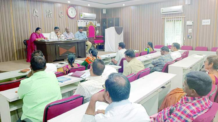  సమావేశంలో మాట్లాడుతున్న కమిషనర్‌ రమణారెడ్డి