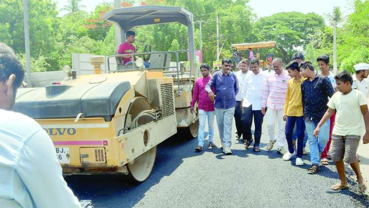  రహదారి విస్తరణ పనులను పరిశీలిస్తున్న మేయర్‌ వసీం