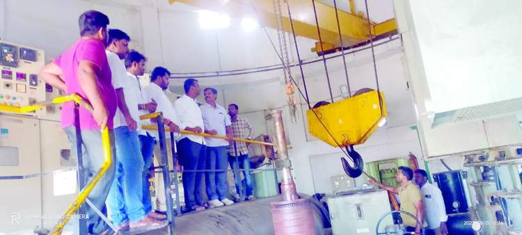    ప్రజలతో మాట్లాడుతున్న డిఎంఅండ్‌హెచ్‌ఒ వీరబ్బాయి