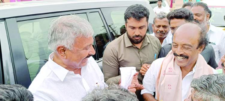 ఇన్‌ఛార్జి మంత్రి పెద్దిరెడ్డితో మాట్లాడుతున్న మాజీ ఎమ్మెల్యే విశ్వేశ్వరరెడ్డి