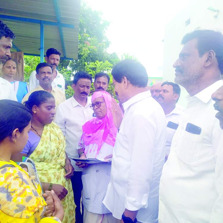   మాట్లాడుతున్న విప్‌ కాపు రామచంద్రారెడ్డి