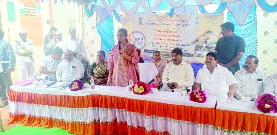    ఇల్ల నిర్మాణాలపై లబ్ధిదారులతో చర్చిస్తున్న కలెక్టర్‌ గౌతమి