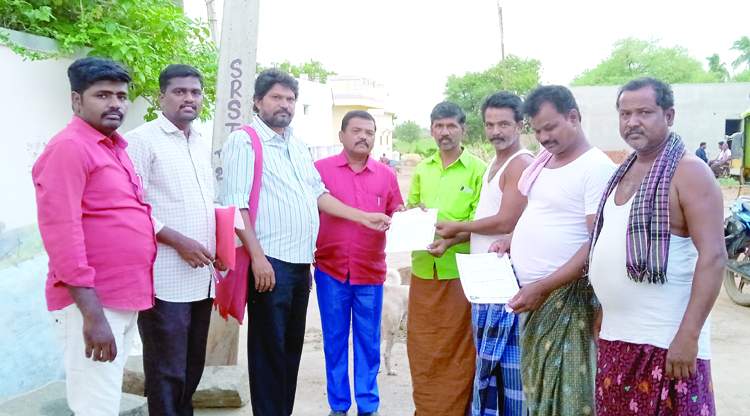    కరపత్రాలు పంపిణీ చేస్తున్న సిపిఎం నాయకులు