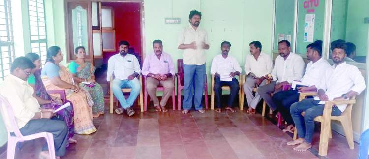   సమావేశంలో మాట్లాడుతున్న వామపక్షాల నాయకులు