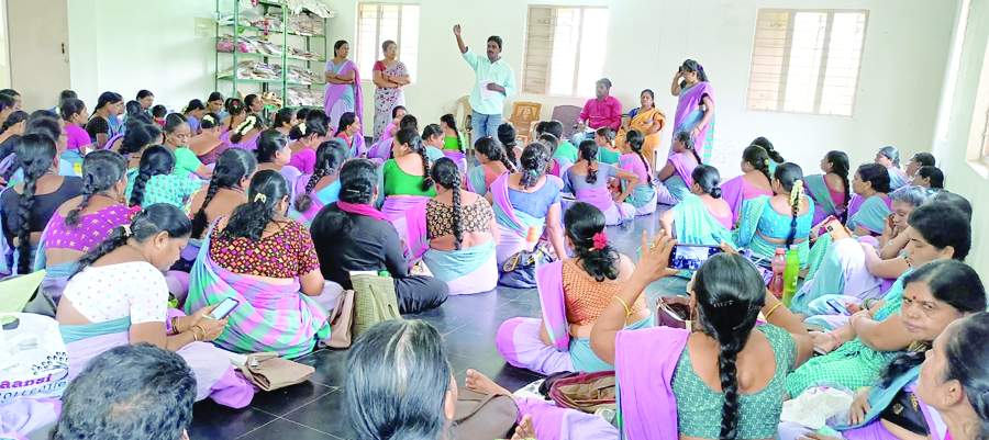    సమావేశంలో మాట్లాడుతున్న సిఐటియు జిల్లా ప్రధాన కార్యదర్శి నాగేంద్రకుమార్‌