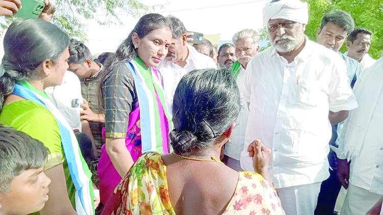 ఎమ్మెల్యే వై.వెంకటరామిరెడ్డిని నిలదీస్తున్న మహిళ