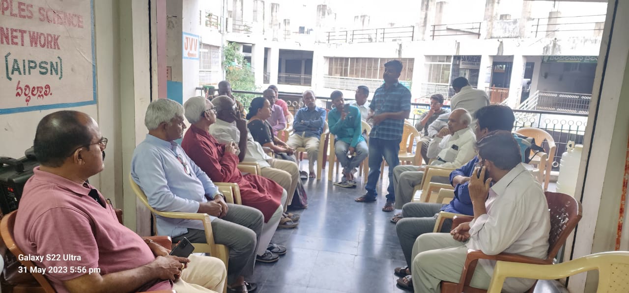 ఉపాధికి దూరం అవుతున్న చేనేతలు