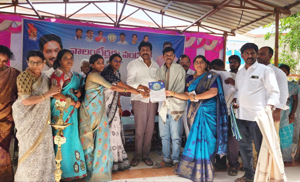 వాలంటీర్ల వ్యవస్థ దేశానికే ఆదర్శం : ఎమ్మెల్యే తోపుదుర్తి