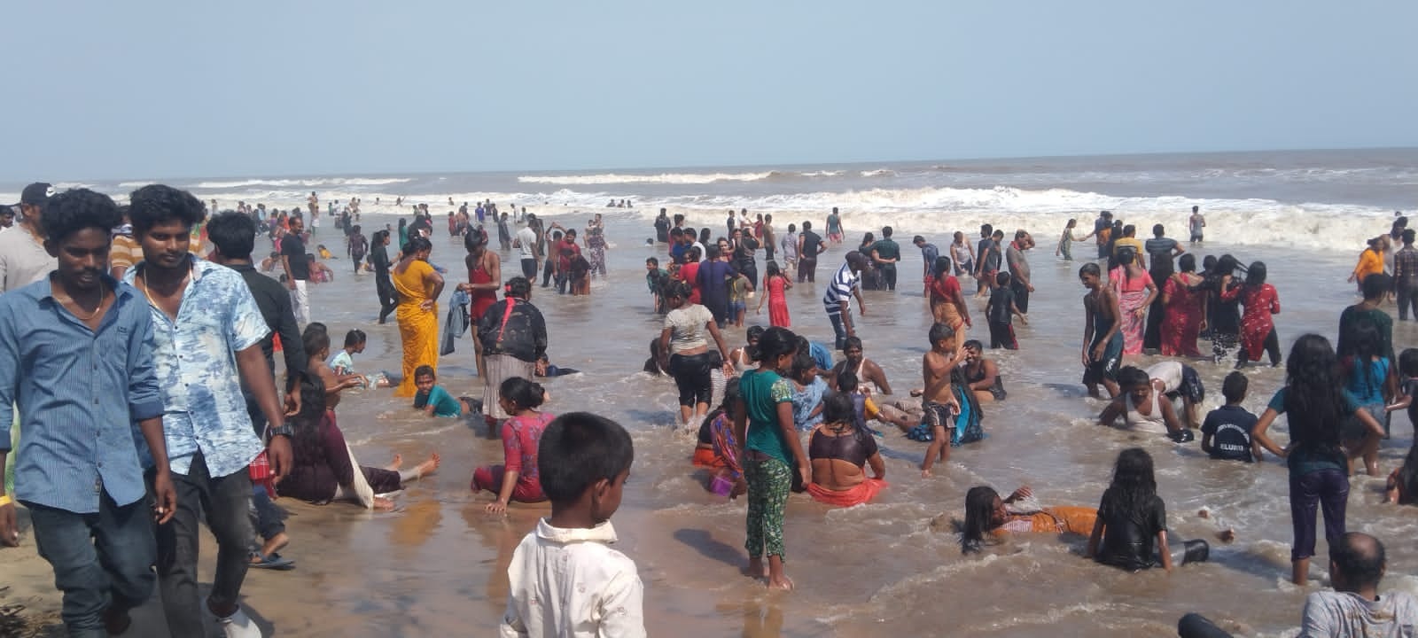 బీచ్‌ వద్ద పర్యాటకుల సందడి