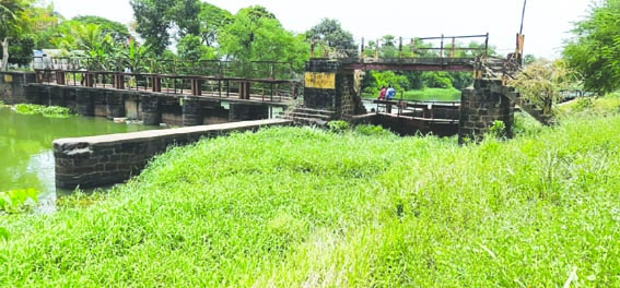 సాగునీటి సరఫరాకు 'లాకు'