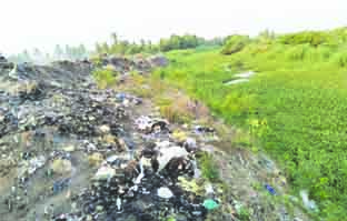 చెత్తంతా డ్రెయిన్లోనే..