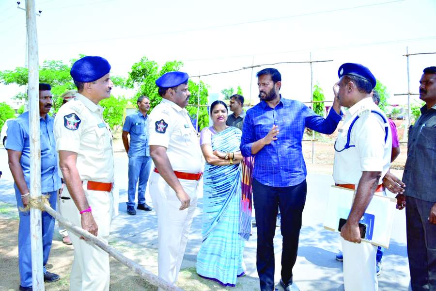  విజయోత్సవ సభ ఏర్పాట్లను పరిశీలిస్తున్న మంత్రి ఉషశ్రీచరణ్‌, ఎస్పీ శ్రీనివాసులు