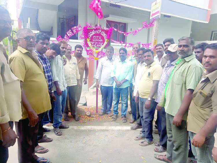    ఆటోస్టాండ్‌ను ప్రారంభిస్తున్న సిఐటియు జిల్లా ప్రధాన కార్యదర్శి నాగేంద్ర